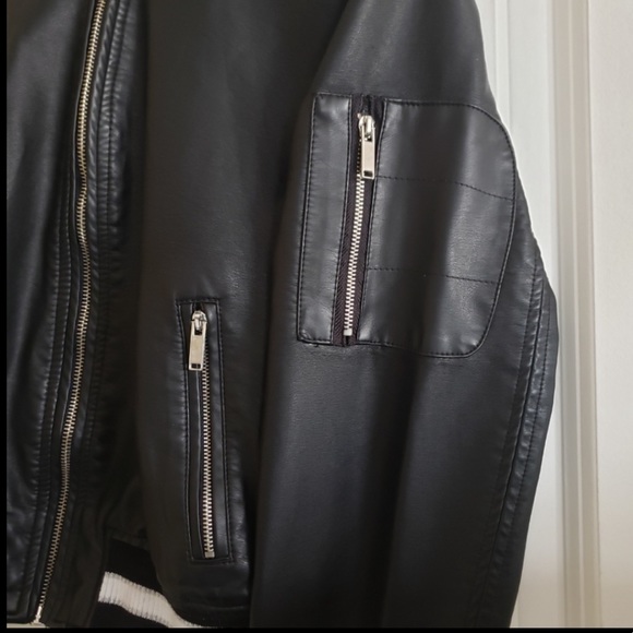 ♻️📸Rue 21 Black White Faux Leather Zipper Moto Varsity Jacket size Medium - Picture 9 of 16